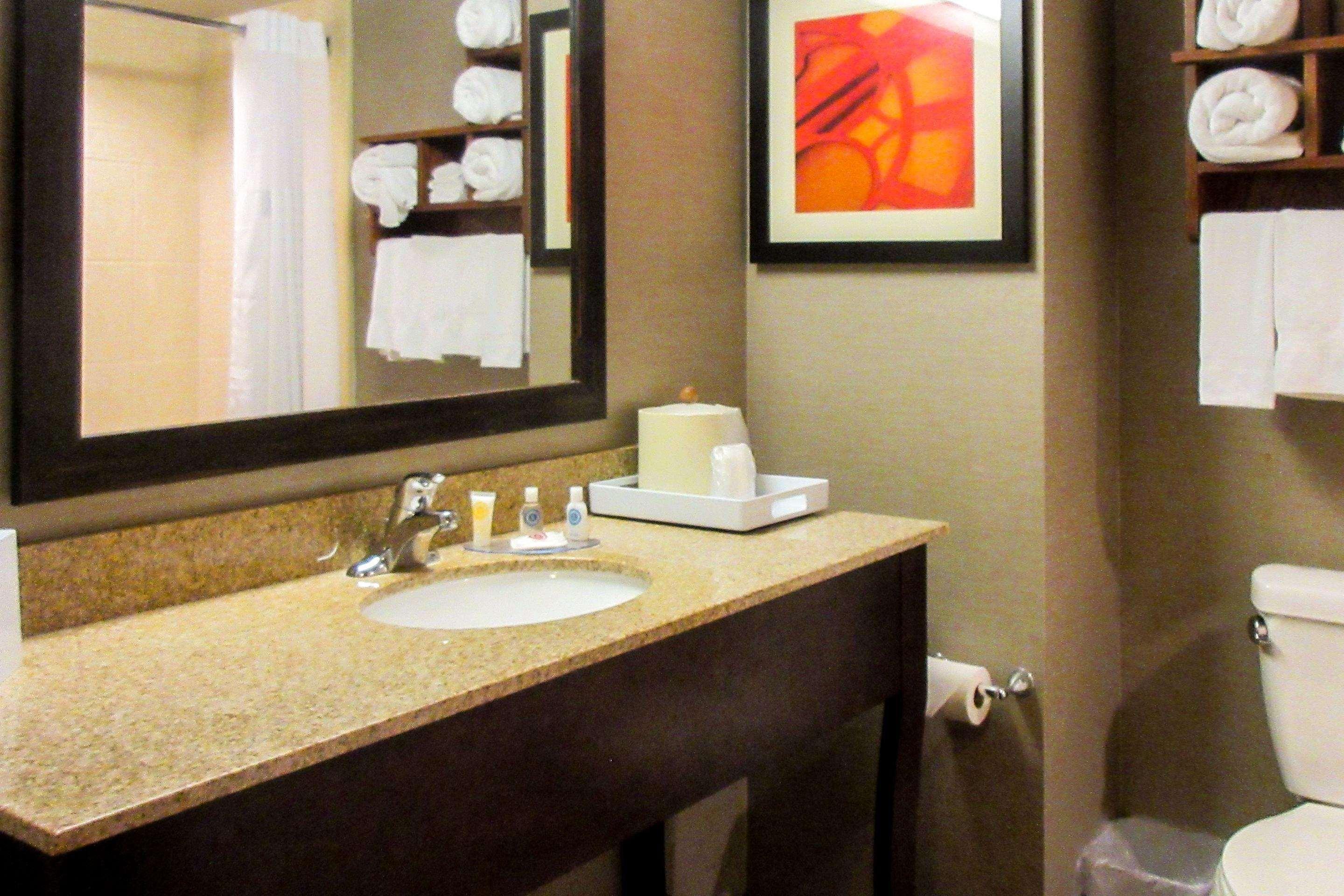 Sonesta Essential Minot Hotel Bagian luar foto