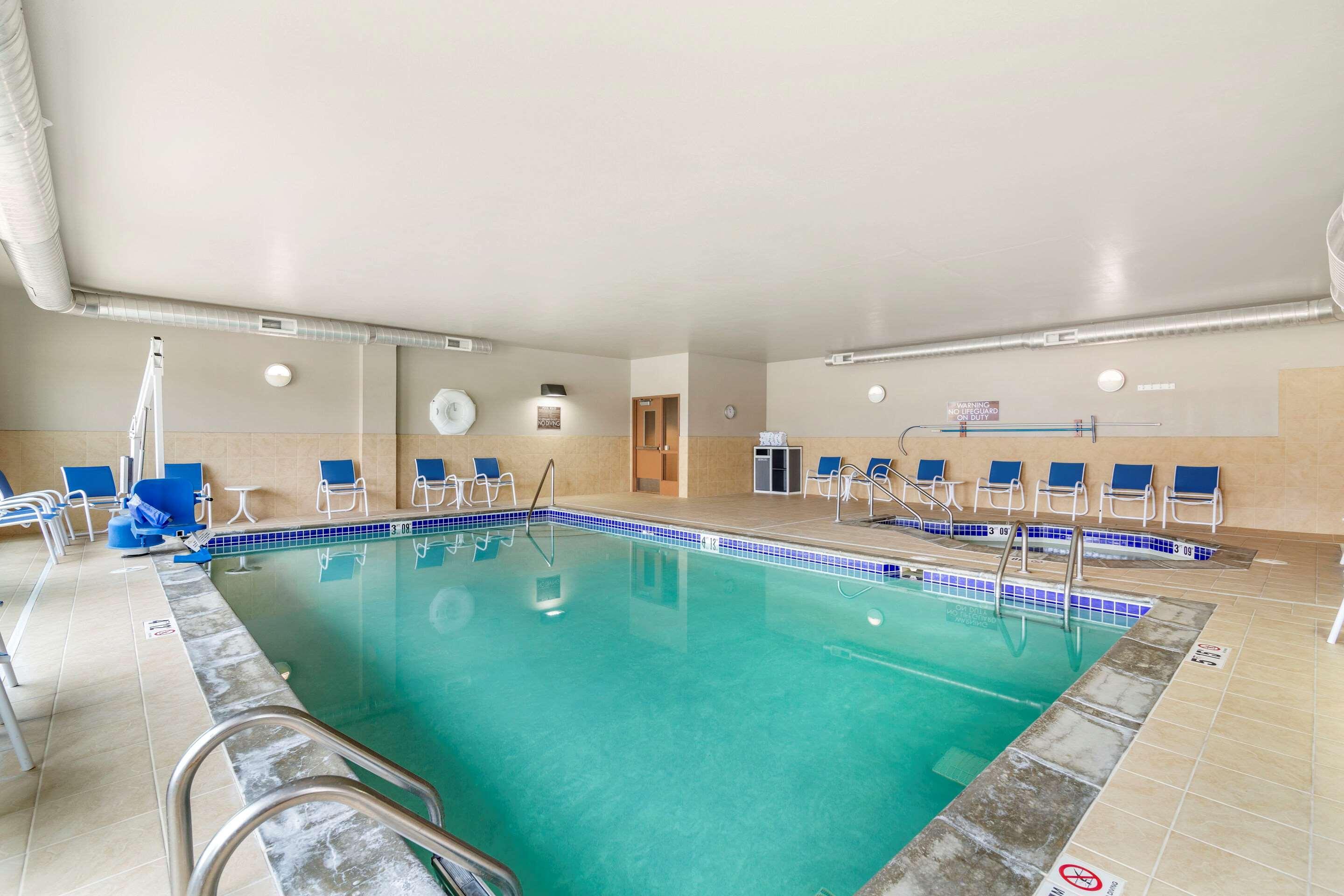 Sonesta Essential Minot Hotel Bagian luar foto